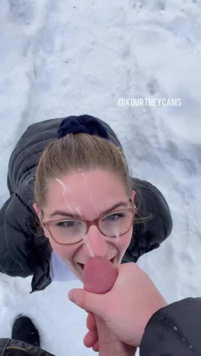 This is my favourite public facial so far, the cum warmed up my face 👅