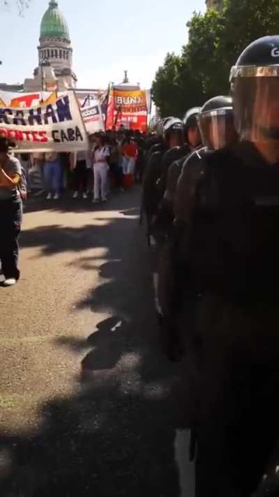 Así se vivió la manifestación de los trabajadores de la salud, escoltados por la policía