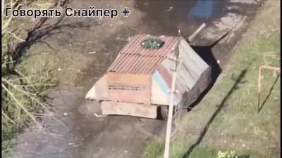 Russian tanks using metal roofing as some kind of stupid camouflage 