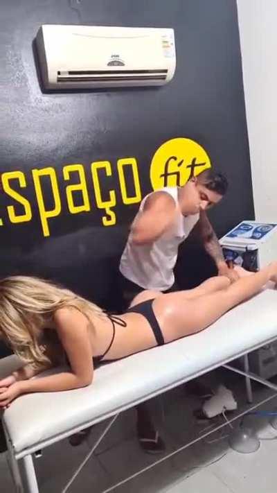 Massagem na bunda da Thallita Treyce 🔥