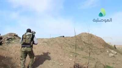 Iraqi newsman captures the sense of helplessness as he runs from an oncoming IS VBIED near Al-Kindi, Iraq - 2017