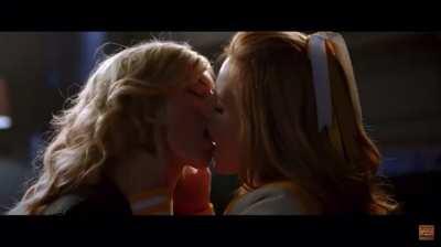 Bella Thorne &amp;amp; Samara Weaving making out