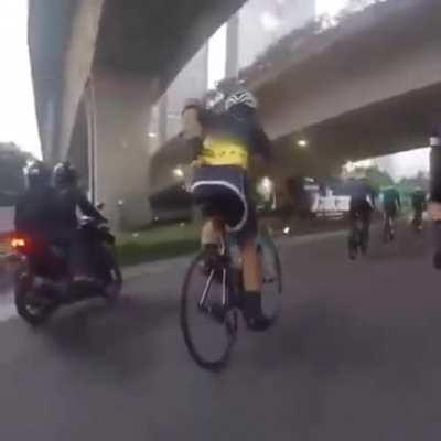 WCGW putting your phone in the pocket at your back while biking on busy road