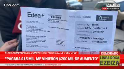 Un hombre se queja por el aumento de su factura de luz, pero cuando la cámara muestra la factura, revela un consumo de 2733 kWh.