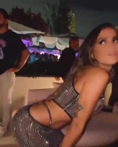 Anitta em festa comemorativa