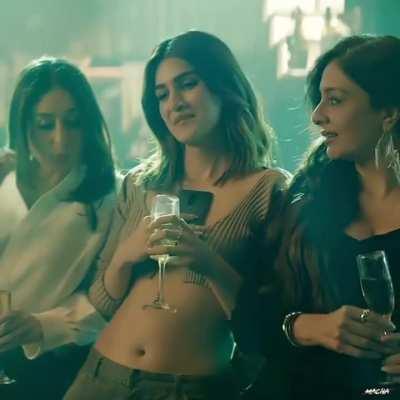 Kriti lusty navel in crew movie 🤤