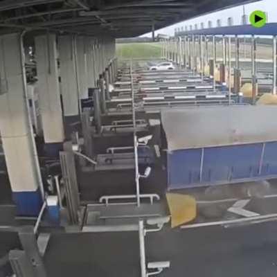 Idiot forces a toll gate (Karma)