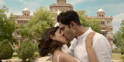 Anupriya Goenka lip lock hot kiss 