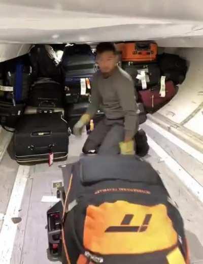 How 100 bags are stored in a plane