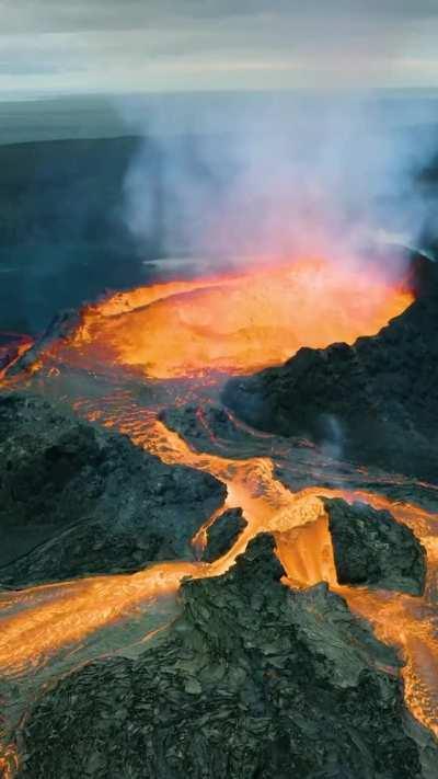 This astounding footageshows the Fagradalsfjall Volcano erupting in late August.