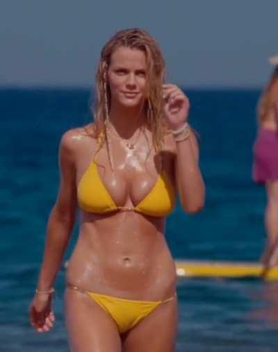 Brooklyn Decker in 'Just go with it'