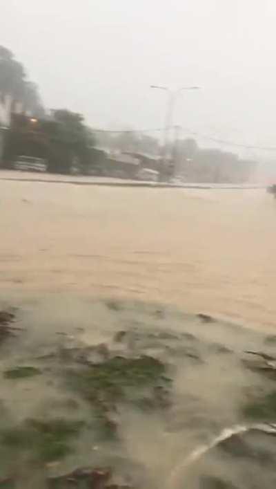 Slight flood in Kajang after heavy rain today