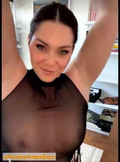 Alison Tyler showing her armpits live