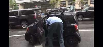 shaq gets in his smart car