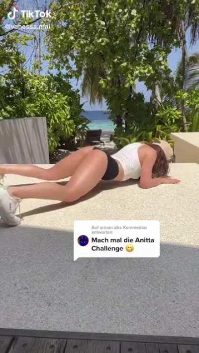 Vanessa gönnt momentan ja richtig hart im Urlaub