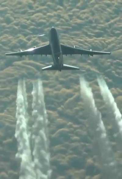 Rear view of a Boeing 747 at an altitude of 10.5 km