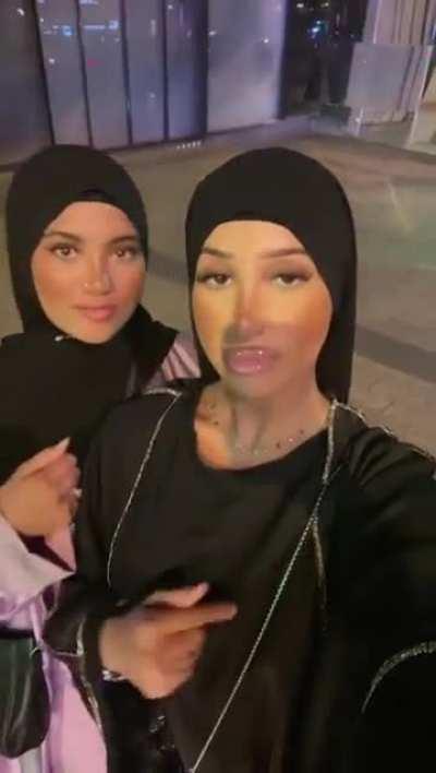 2 hijabis