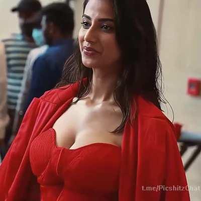 Meenakshi Chaudhary Side Look Video 🤤💦