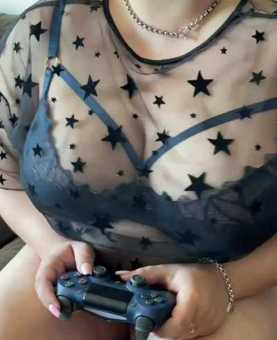 Italian gamer girl. Smash or pass?