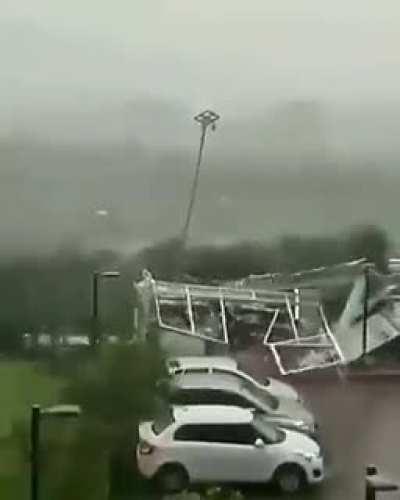 Store collapses in high winds - 2020/05/21