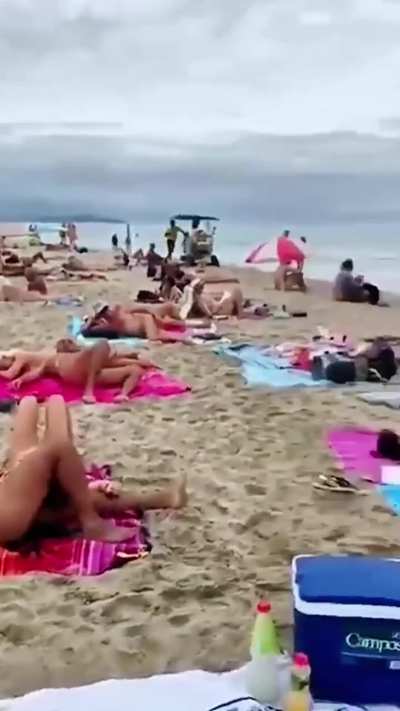 Blowjob On the Beach and They Don't Give a Fuck!!!😂