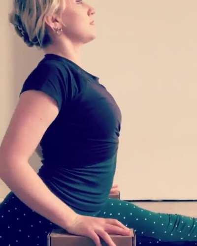 Evanna Lynch is pretty flexible