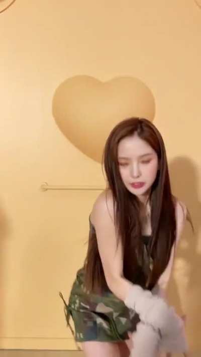 [230413] Yujin TikTok update: Giddy 😻 Giddy 😻 Giddy 😻 Giddy 😻All day #Giddychallenge [LOVESTRUCK!]