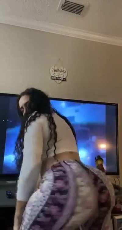 Jiggling booty