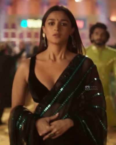 Alia Bhatt jiggling cleavage