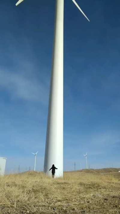 Size of wind Turbine ! Daamn