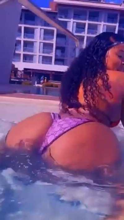 Ass Making Waves In The Pool 🌊🍑🤤😍❤️