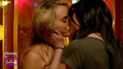 Orange Is The New Black: Taylor Schilling &amp; Laura Prepon (s02e10 - Scene #1) *AI ENHANCED*