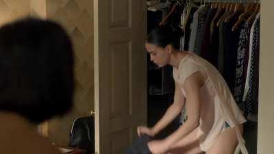 Getting dress in Vida (TV Series 2018– ) [S03E05]