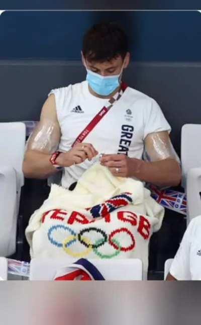 Tom daley, Olympics Gold medalist does knitting in spare time while sitting in stands