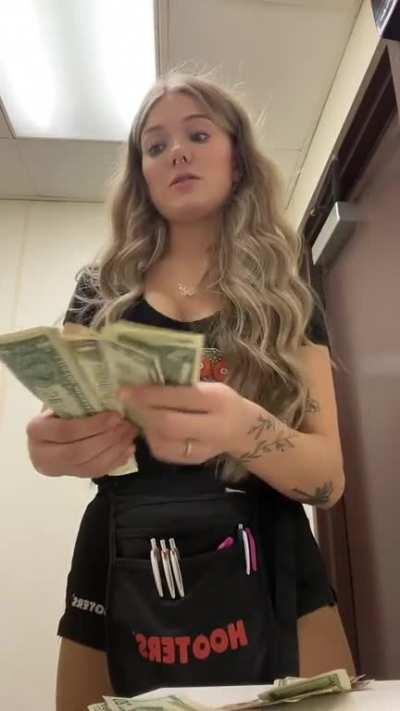 This is how much a waitress earns at Hooters