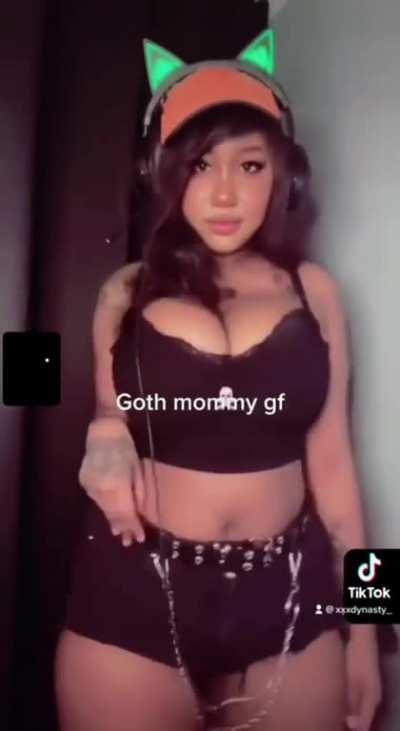 Goth mommy Gf 😍