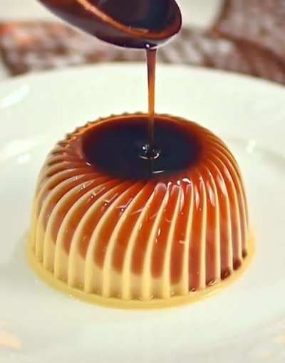 How the syrup flows down the flan