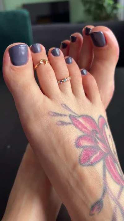 Do you like toe rings? I like this colourful one 💗 