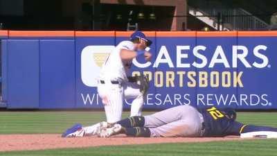 Benches clear in New York after Rhys Hoskins over slides at 2nd base and collides with Jeff McNeil who did not appreciate the collision (no interference called after review)