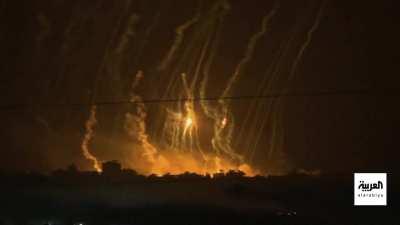 BREAKING: Extremely heavy bombing happening behind al-Shifa hospital (the only lighted area in the dark) in Gaza right now, including the use of banned white Phosphorus.