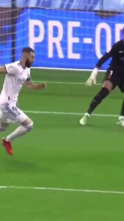 An alternate angle of Benzema's ball control using his back for his 2nd goal vs Mallorca.