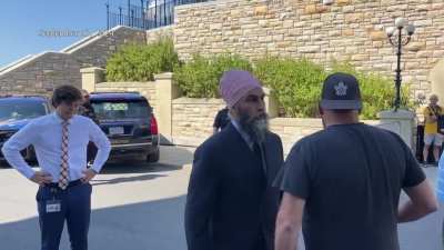 Jagmeet Singh confronts cowardly right-wing guy for talking shit