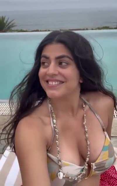 Shenaz Bikini Deep Clevage Latest 😍😍😍