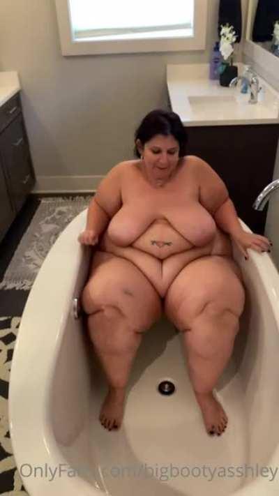 Ass too thicc for a bath tub