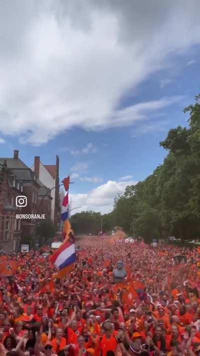 Dutch fans causing a minor earthquake in Hamburg