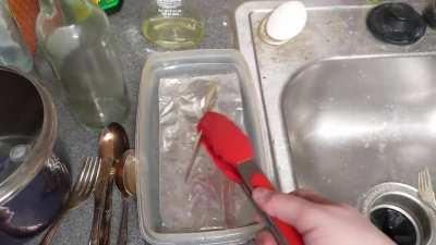 Cleaning silver with water, baking soda, salt and foil