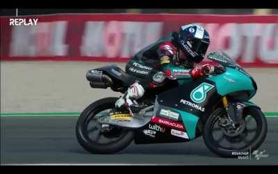 Moto3 riding style comparison. Pedro Acosta looking much more aggressive.