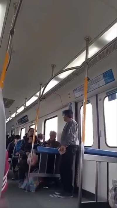 Supuesta viajera en el tiempo filmada en el Tren Roca