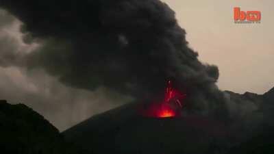 🔥 Rare volcanic lightning at the Sakurajima volcano in Japan