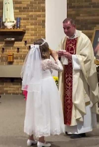 Priest’s reaction to 7-year-old chugging her first communion wine